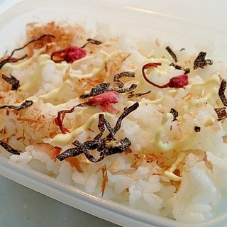 お弁当　削り節と塩昆布と桜のご飯